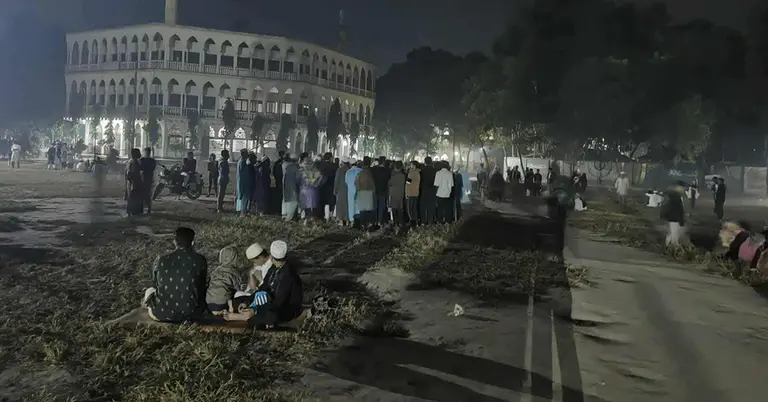 বাইরে মানুষ